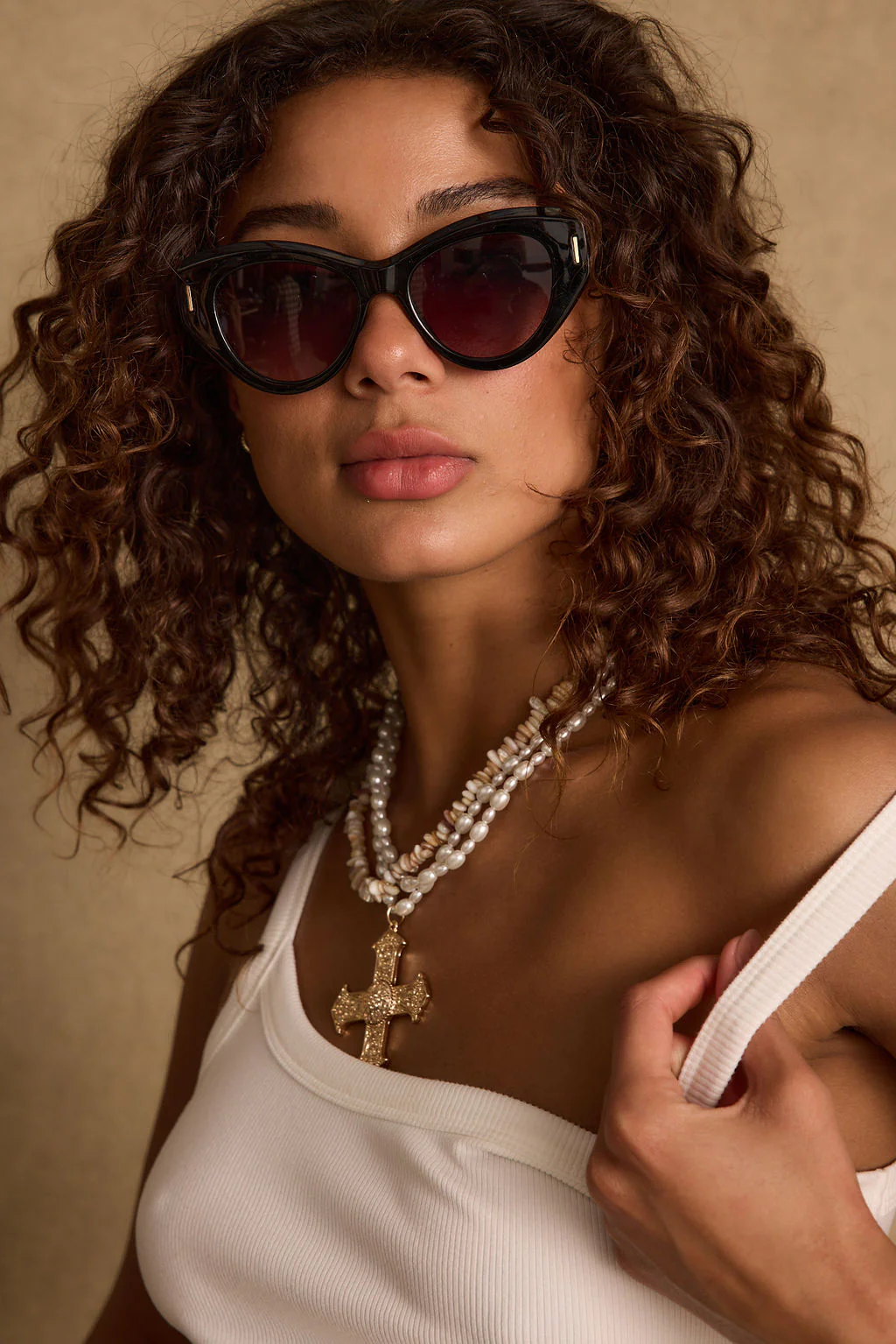 Bienvenue Black Bold Sunglasses - Image 3